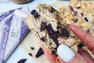 Easy No-Bake Raw Chocolate Chunk Oat Bars